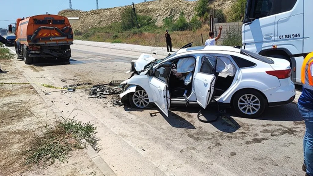 Adana’da otomobil yol temizleme aracına çarptı: 1 ölü, 3 yaralı