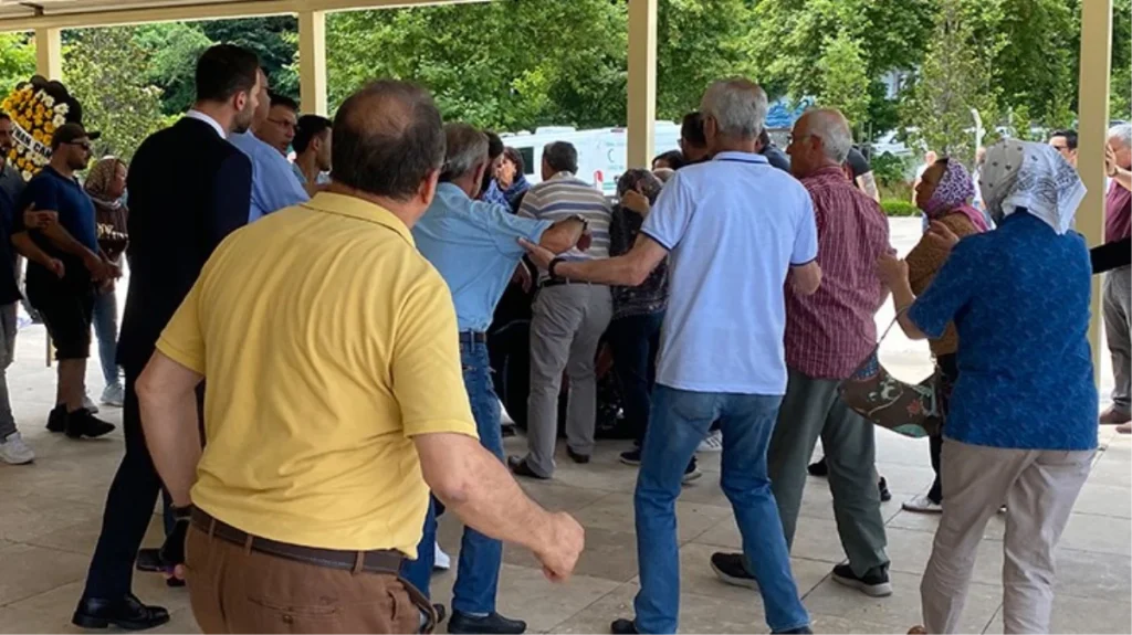 Cenaze namazına katılan akrabalar acılarını unutup tekme tokat kavga etti