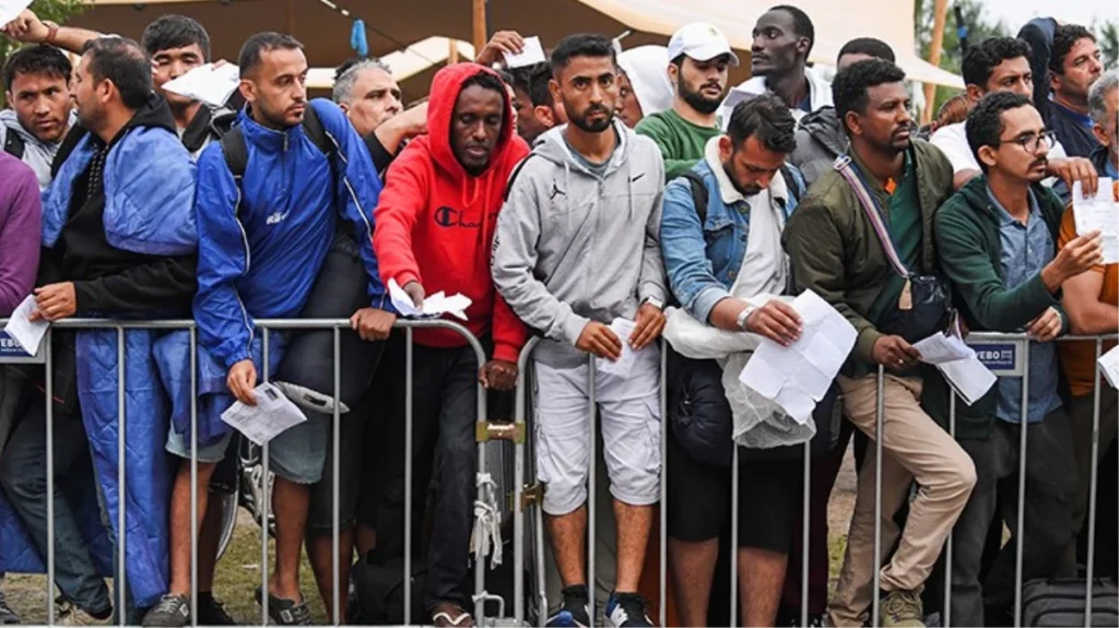 Hollanda’da mülteciler hakkındaki politikada anlaşmazlığa düşen hükümet düştü