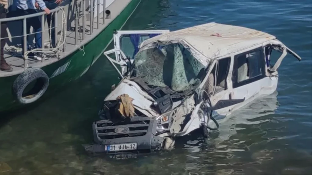 İçi yolcu dolu minibüs Van Gölü’ne uçtu: 11 yaralı