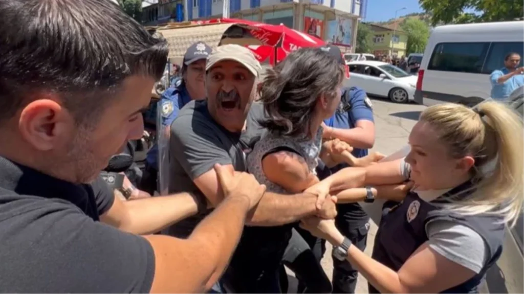 İzinsiz açıklama yapmak isteyen grup uyarılara rağmen dağılmayınca ortalık karıştı: 6 gözaltı