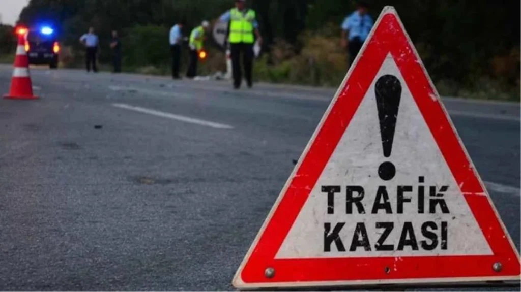 İzmir’de otomobil karşı şeritten gelen minibüse çarptı: 4 ölü, 21 yaralı