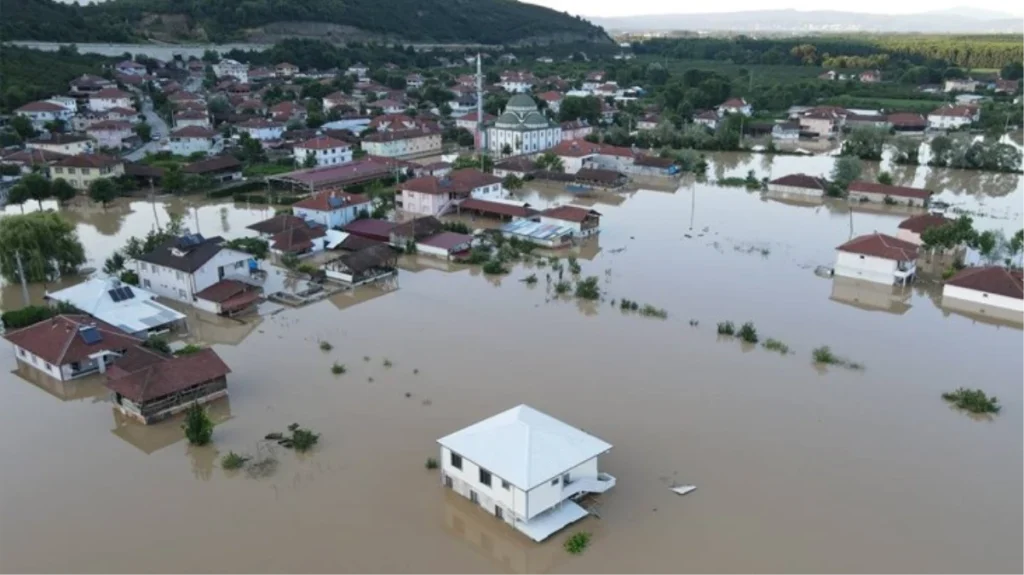 Karadeniz’de sel felaketinden etkilenen işverenler ve sigortalılar için prim ödemeleri ertelendi