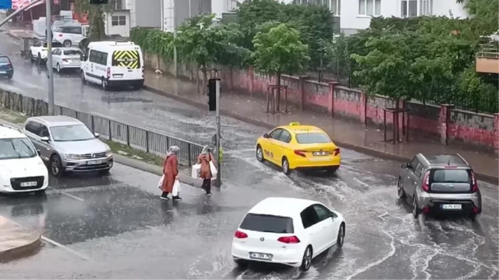 Rekor kıran sıcaklıkların ardından İstanbul’da sağanak yağış aniden bastırdı