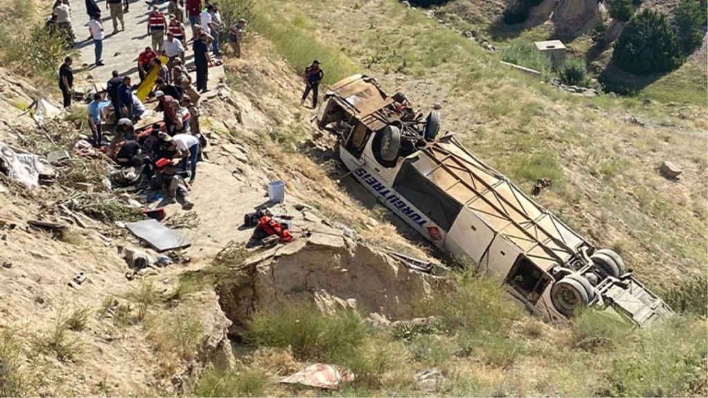 Son Dakika! Kars’ta yolcu otobüsü viyadükten düştü! Ölü ve yaralılar var