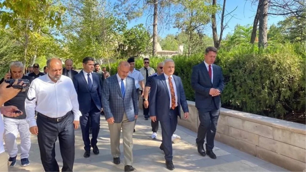 Aksaray Valisi Mehmet Ali Kumbuzoğlu, yeni görevine Somuncu Baba Türbesi’nde dua ederek başladı