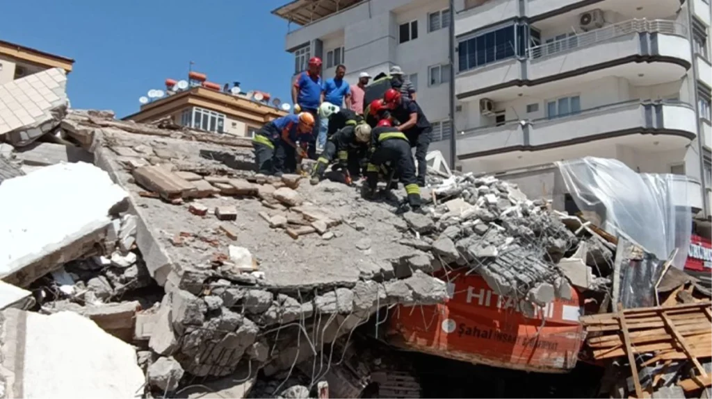 Gaziantep’te ağır hasarlı bina yıkım sırasında çöktü! Kepçe operatörü enkaz altında