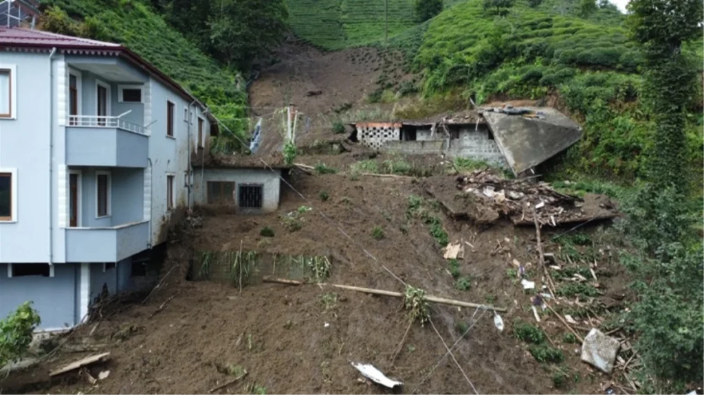 Rize’de etkili olan yağış nedeniyle dere taştı! 28 kişinin yaşadığı 11 ev tahliye edildi, bazı evler yıkıldı
