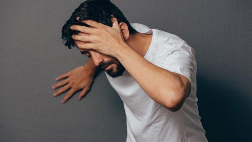 Durduk yere neden baş döner? Ani baş dönerse ne yapmalı, baş dönmesine ne iyi gelir?