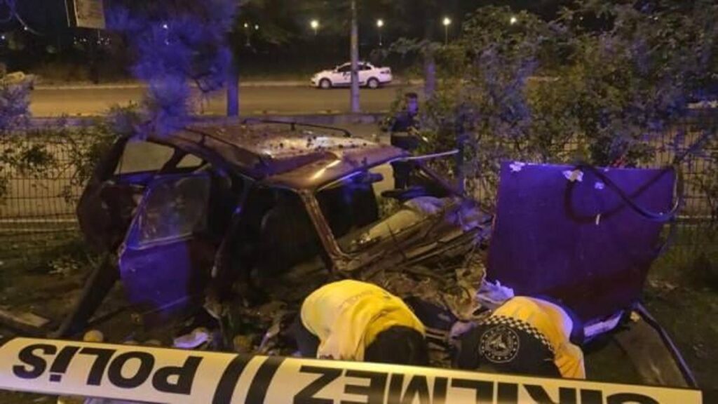 Isparta’da refüje çarpan otomobildeki 1 kişi öldü, 2 kişi yaralandı