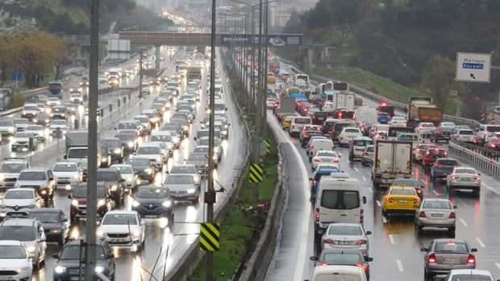 İstanbul’da yağmur trafiği: Yoğunluk yüzde 72’yi buldu!