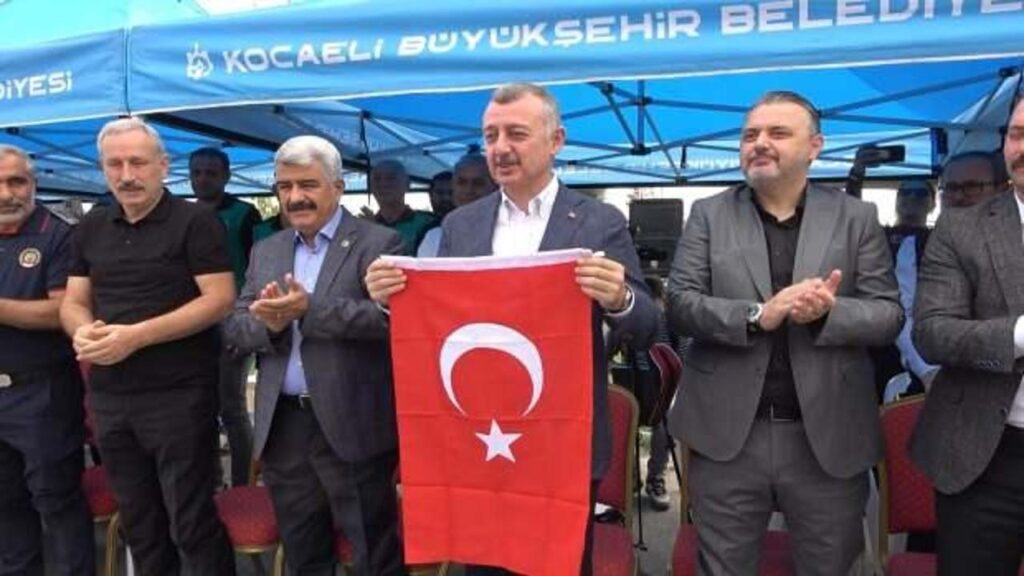 Kocaeli Belediye Başkanı Büyükakın: İtfaiyemizin kahramanlarıyla gurur duyuyorum