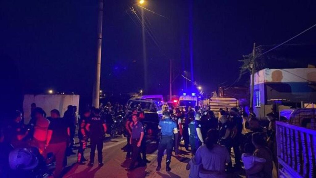 Kovalama sonucu durdurulan otomobildeki saldırgan polisi bıçakladı