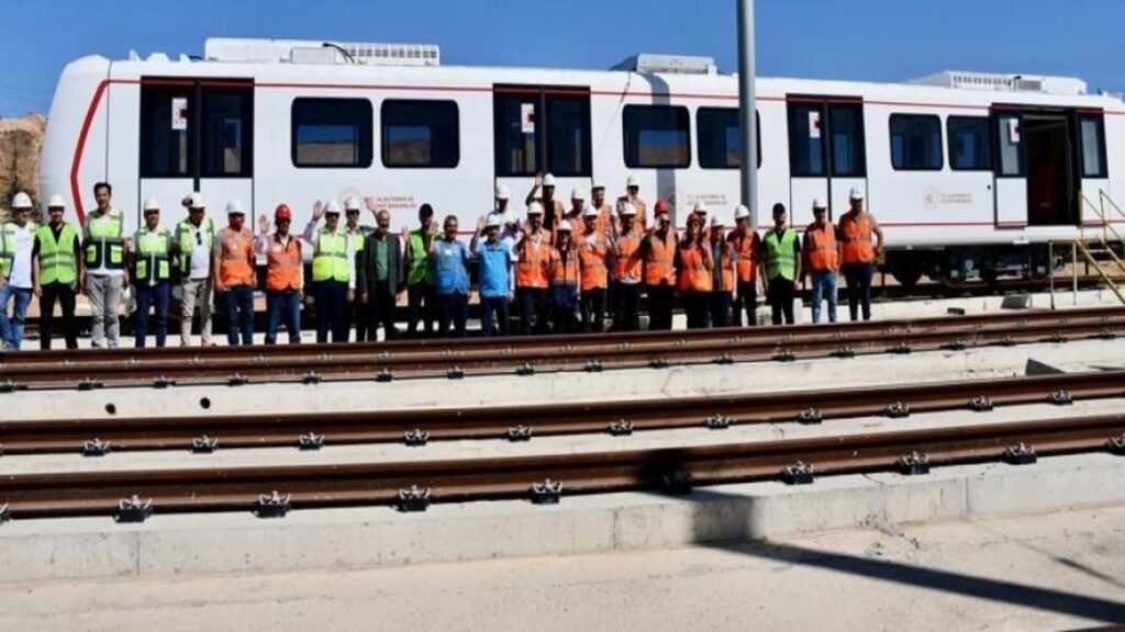 Türkiye’de bir ilk oldu! Raylara indirildi
