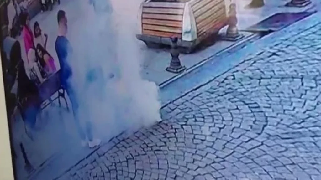 Yolda yürüdüğü esnada telefonu patlayıp yandı! O anlar kameraya yansıdı
