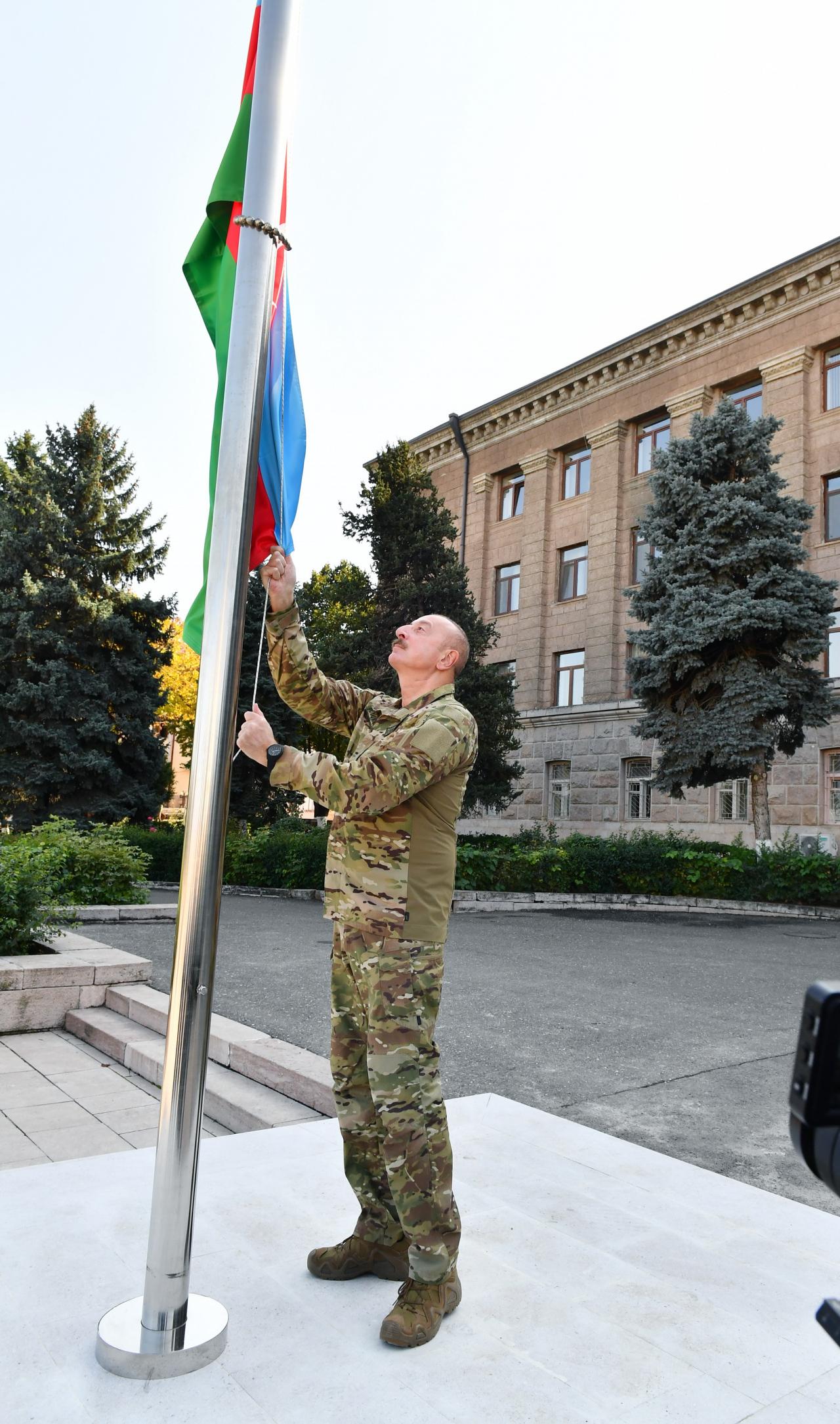 Aliyev, Hankendi ve Hocalı'da Azerbaycan bayrağını göndere çekti