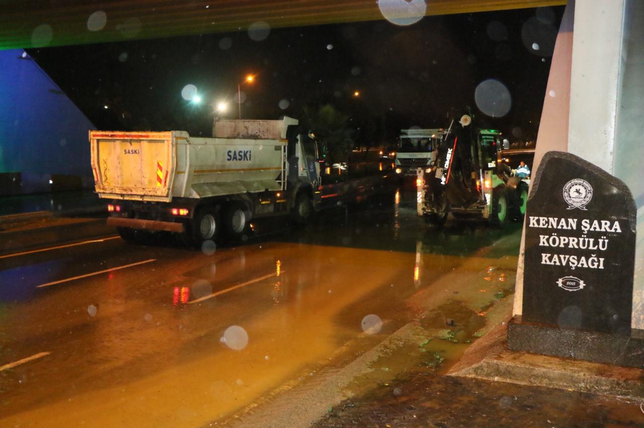 Sağanak yağış Samsun'u vurdu! Cadde ve sokaklar göle döndü