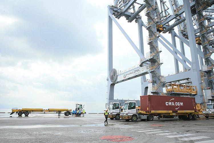 Temizlik görevlisi olarak başladığı limanda tonlarca ağırlıktaki yükleri taşıyor