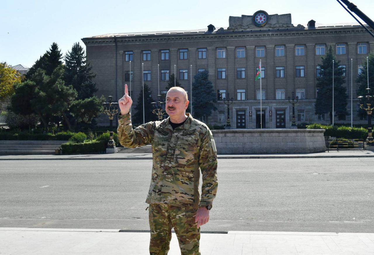 Tarihe geçen anlar! Aliyev bayrağı göndere çekti