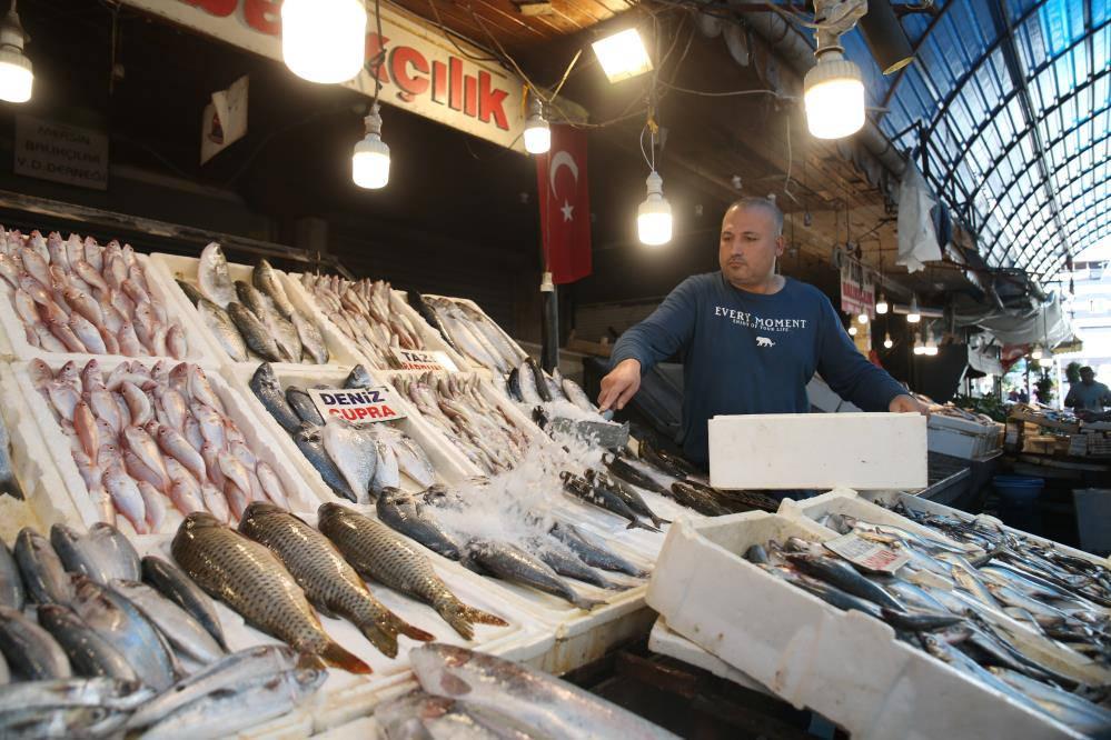 Tezgahlar balıkla doldu taştı, fiyatlar en alt seviyeye düştü