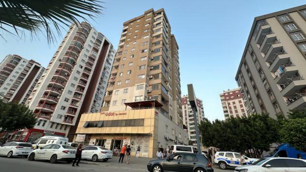 Adana’da acı olay: 14’üncü katın balkonundan düşen çocuk yaşamını yitirdi!