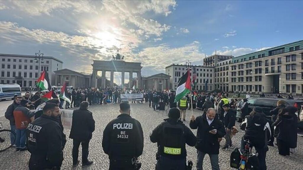 Almanya’daki Yahudi aydınlardan Filistin yanlısı gösterilerin yasaklanmasına tepki