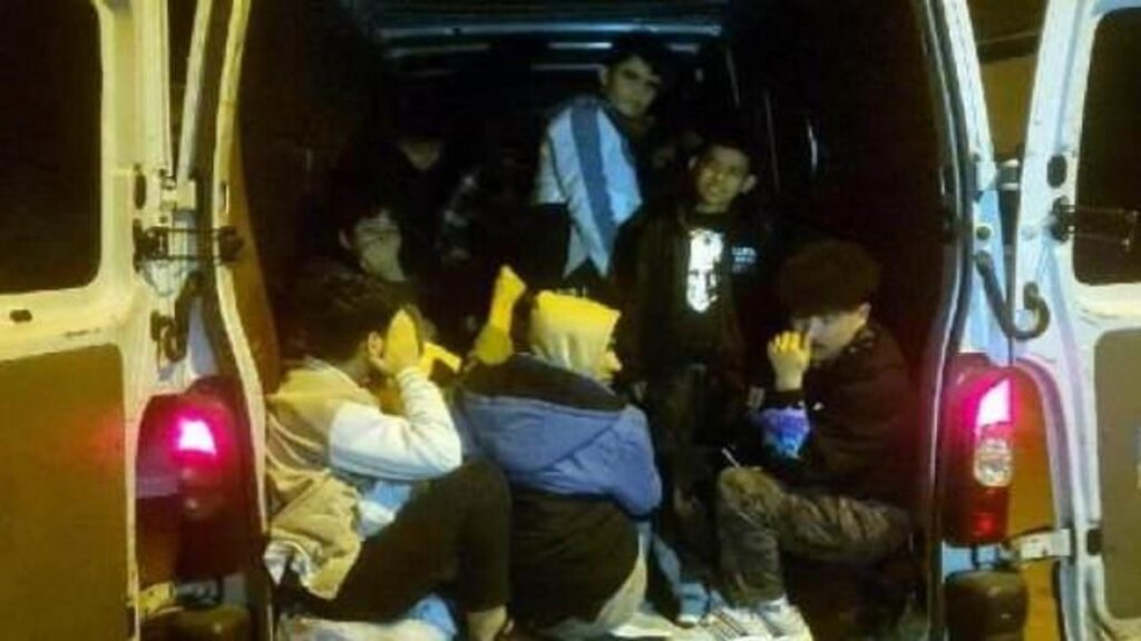 Çanakkale’de minibüsten 34 kaçak göçmen çıktı