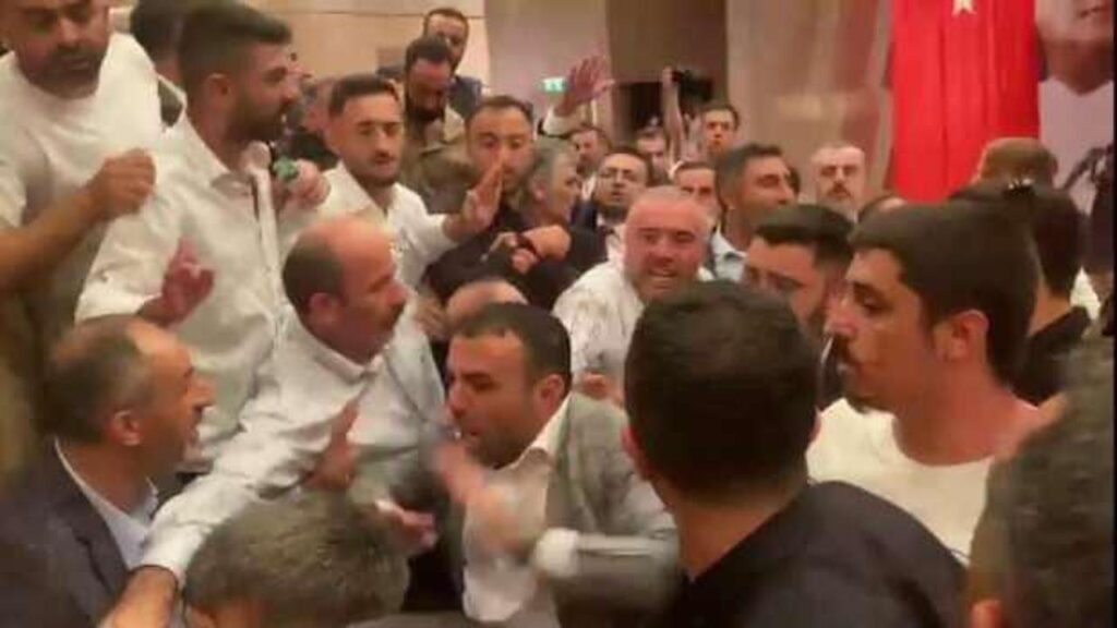 CHP İstanbul İl Kongresi’nde arbede çıktı