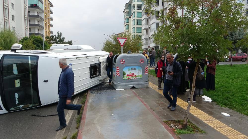 Minibüsle çarpışan öğrenci servisi devrildi