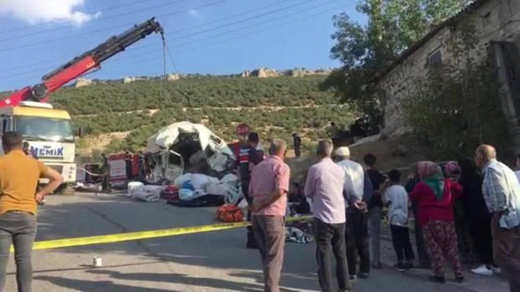 Gaziantep’te kamyon yoldaki araçlara çarptı: 5 ölü, 17 yaralı