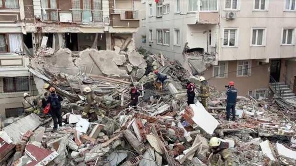 Güngören’de yıkım sırasında 6 katlı bina çöktü