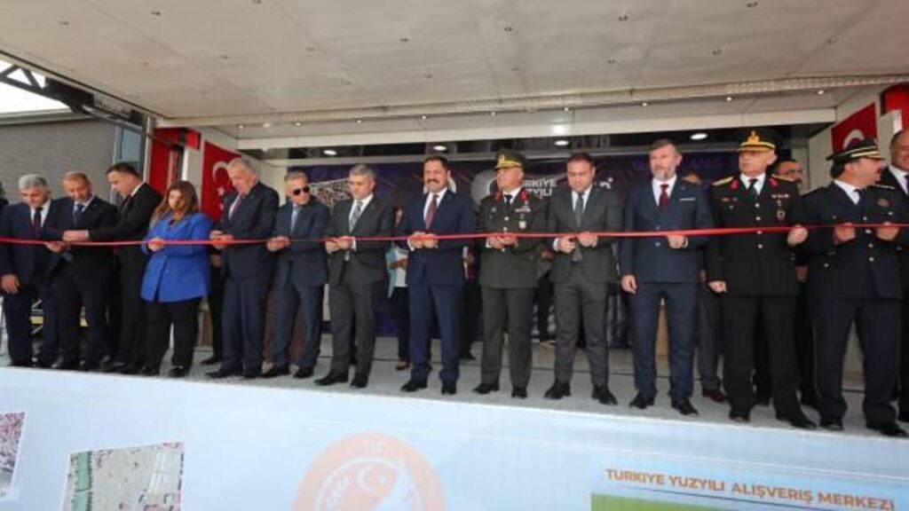 Hatay’da afetzede esnaf için yapılan ‘Türkiye Yüzyılı Alışveriş Merkezi’ açıldı