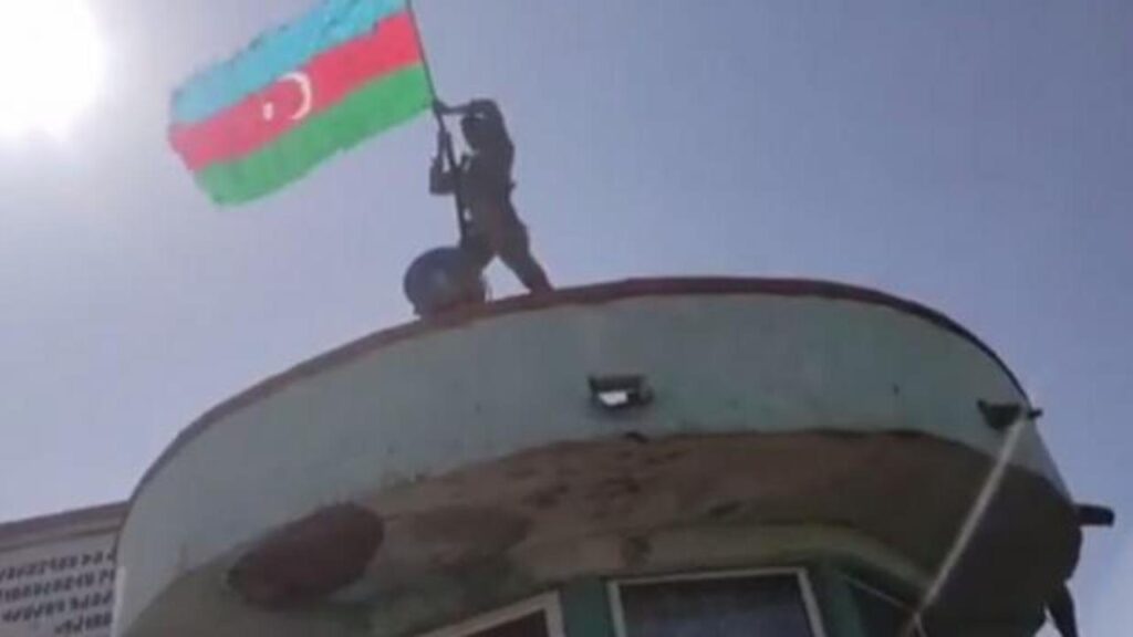 Hocalı’da Azerbaycan bayrağı dalgalanıyor