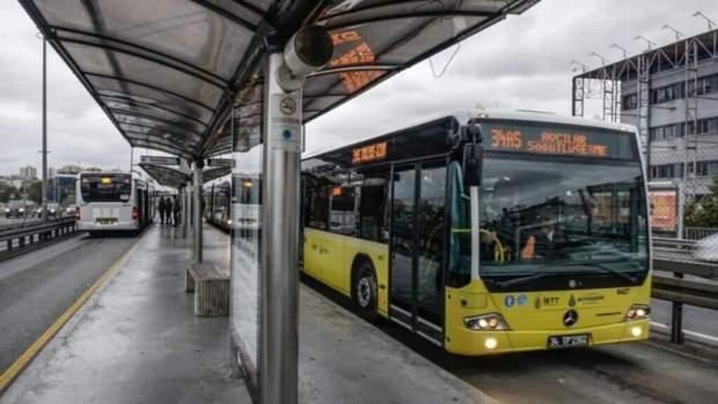 İstanbul’da metrobüs seferlerine bisiklet turu düzenlemesi