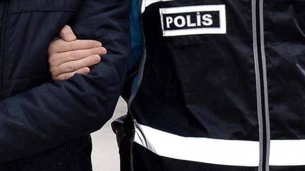 İzmir’de FETÖ operasyonunda yakalanan 16 zanlı tutuklandı