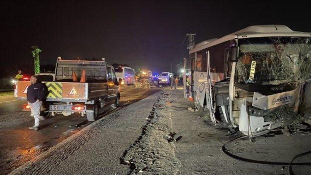 İzmir’de işçi servisleri ve otomobilin karıştığı kazada 6 kişi yaralandı
