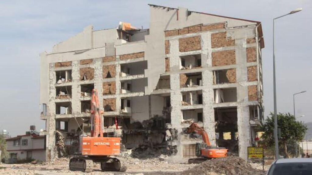Kahramanmaraş’ta ağır hasarlı bina yıkıldı