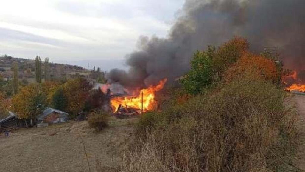 Kastamonu’da köyde yangın; 40 ev ve ahır alevlere teslim oldu