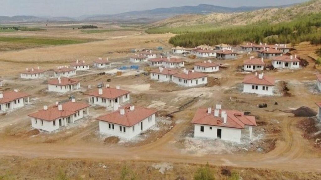Bakan Özhaseki: Deprem bölgesinde köy evleri hafif çelikten yapılacak