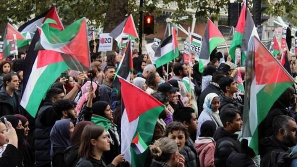 Londra’da on binlerce kişi Filistin’e destek için yürüdü