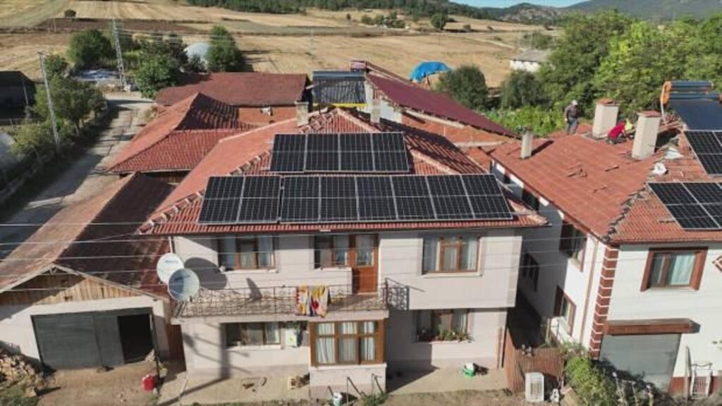 Orman köylüleri güneş enerjisiyle kendi elektriğini üretiyor