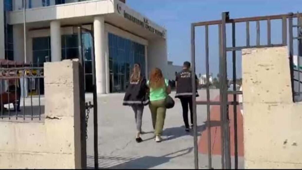 Polis, sahte altın satan kadına suçüstü yaptı