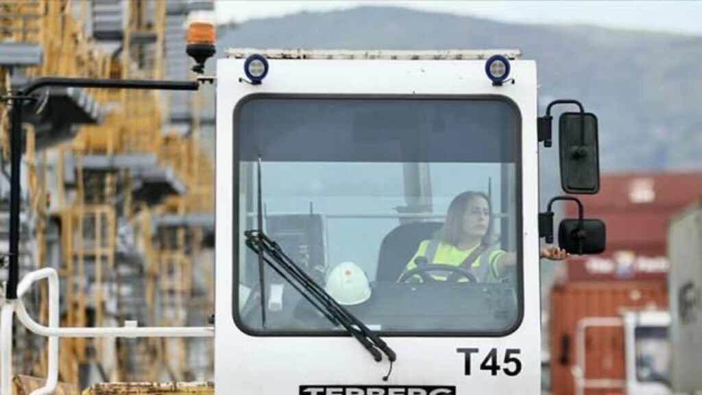 Temizlik görevlisi olarak başladığı limanda tonlarca ağırlıktaki yükleri taşıyor