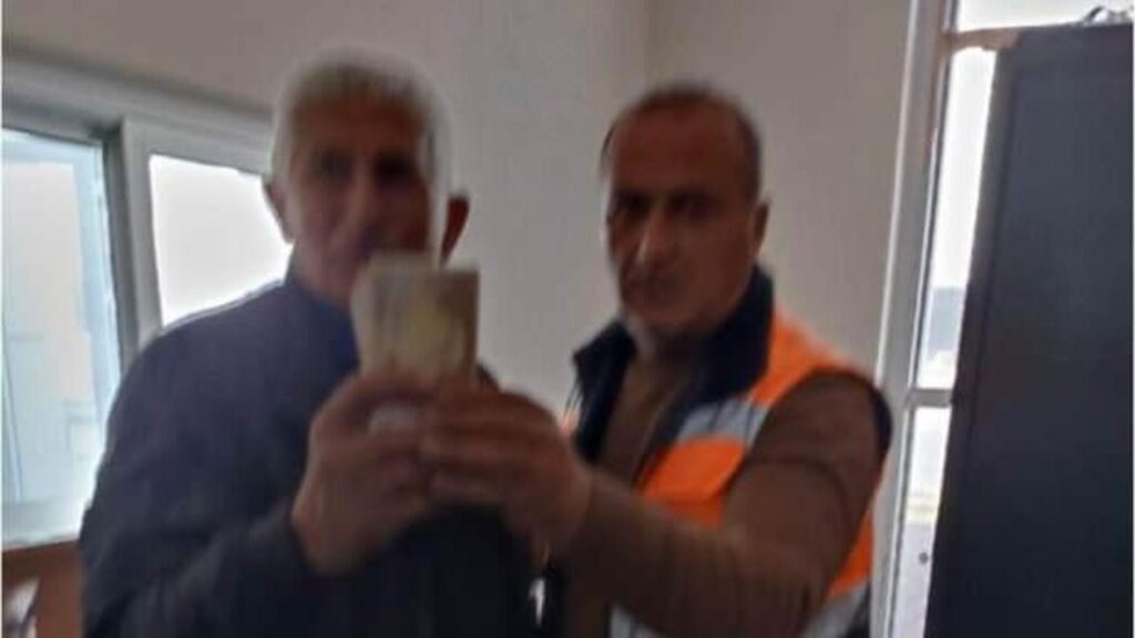 Terminalin tuvaletinde 26 bin euro bulan adam sahibine teslim etti