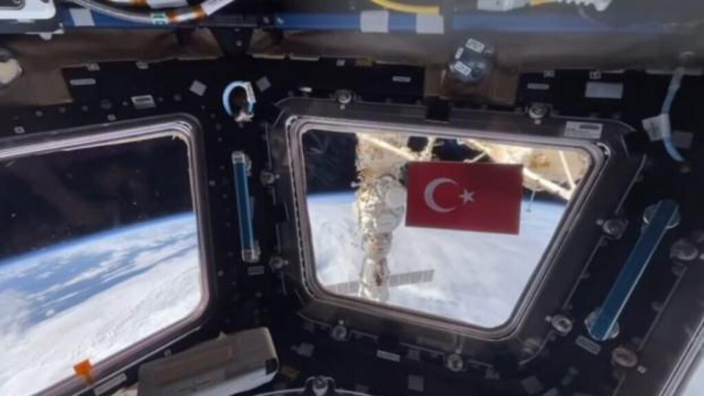 Uzayda Türk bayrağı: Rus kozmonot Cumhuriyet’in 100. yılını uzaydan kutladı…