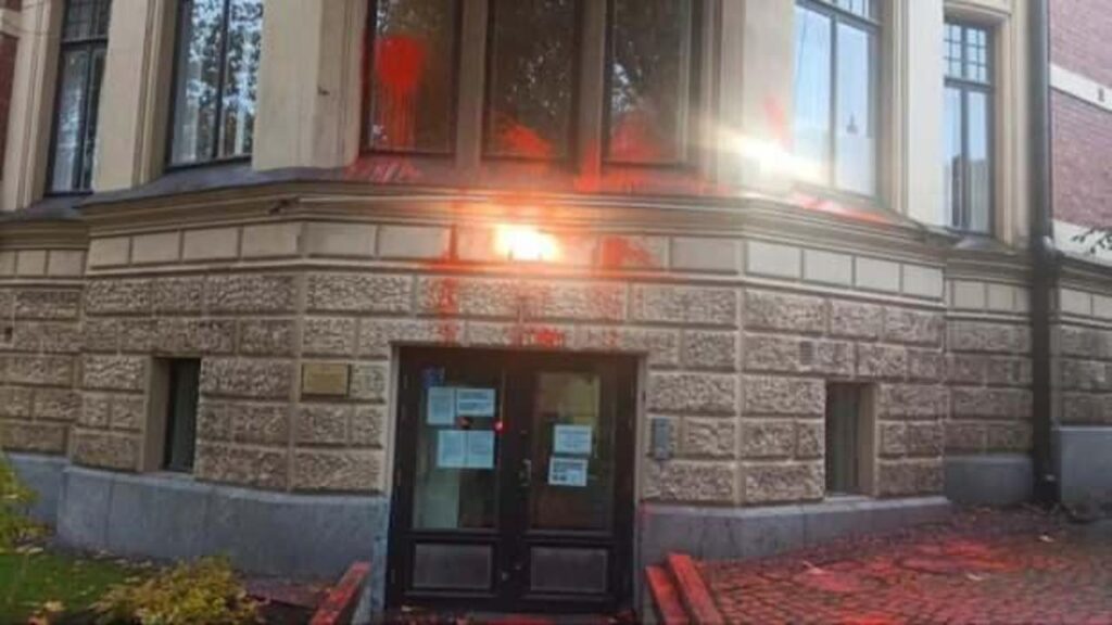 Türkiye’nin Helsinki Büyükelçiliği’ne boyalı ve sis bombalı saldırı