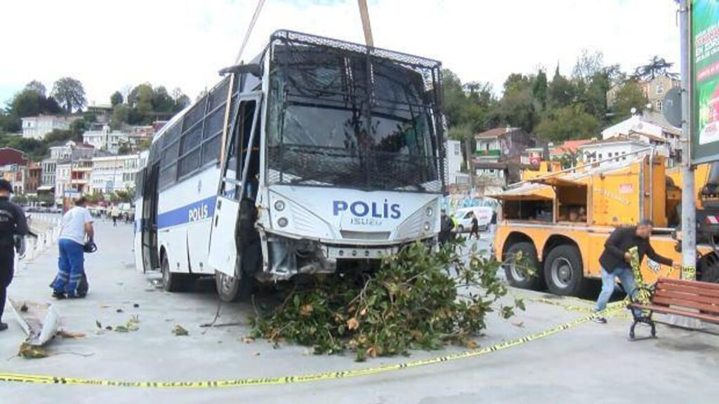 20 polis ölümden döndü! Otobüs denize düşmekten son anda kurtuldu