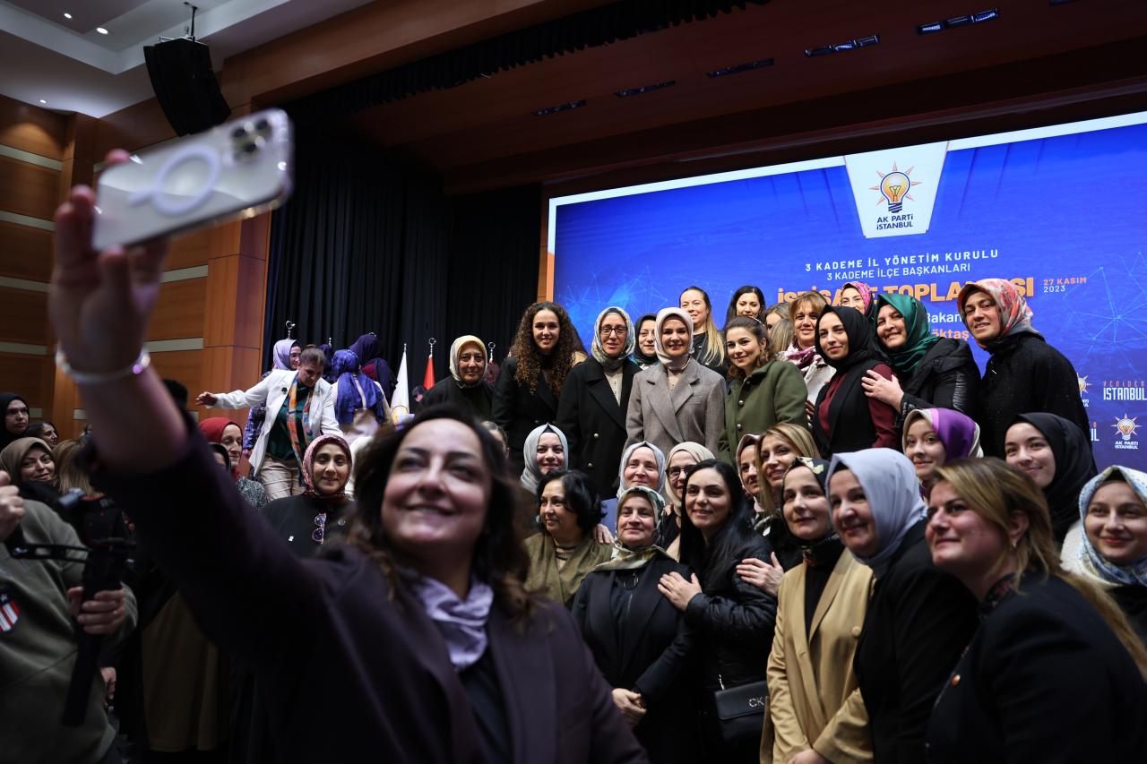 Bakan Mahinur Özdemir Göktaş'tan, AK Parti İstanbul İl Başkanlığı'na ziyaret