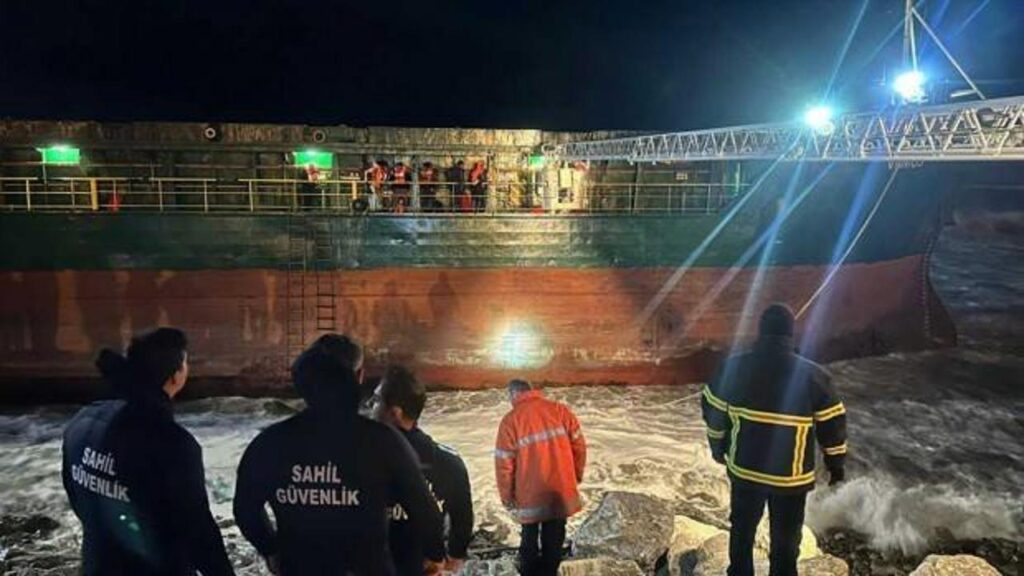 Kastamonu’da yük gemisi karaya oturdu