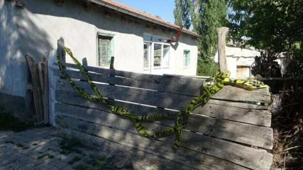 3 haftalık bebeğini ağladığı için boğarak öldürdü